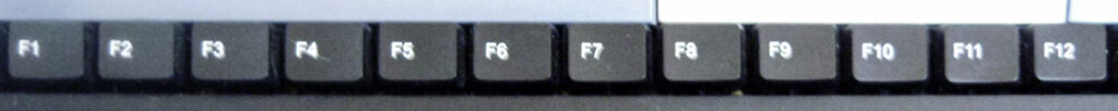 Bilde av funksjonstastene F1 til F12 på et tastatur.